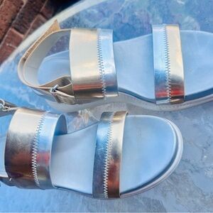 ColeHaan Metallic gold/silver 1.5” platform sandals adjustable strap comfy+style